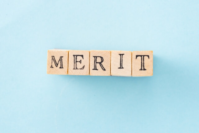 青背景に並んだメリットの文字