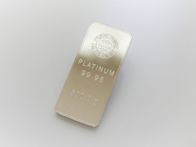 白背景に置かれたプラチナインゴット