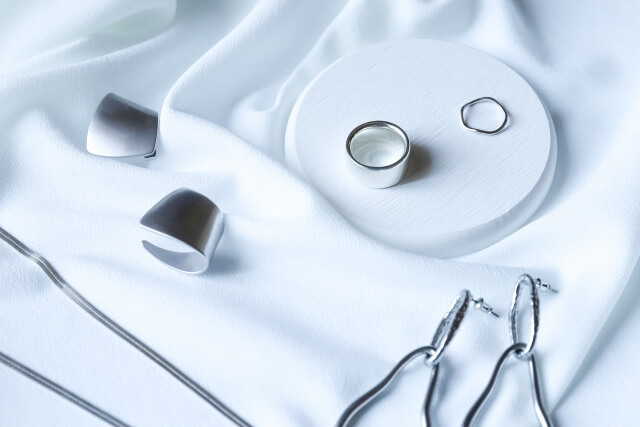 白い布の上に配置された銀製の指輪